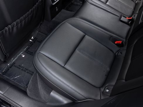 Certified 2026 Porsche Macan AWD/4WD image 43