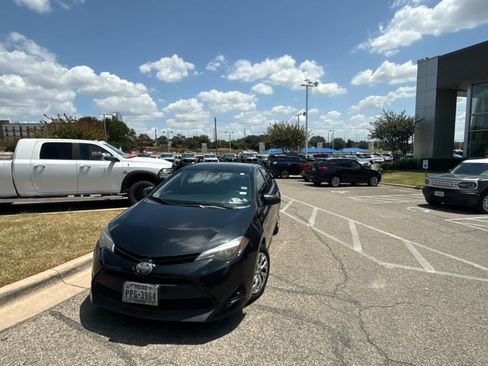 Used 2018 Toyota Corolla LE FWD image 2