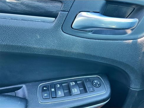 Used 2022 Chrysler 300 Touring L image 17