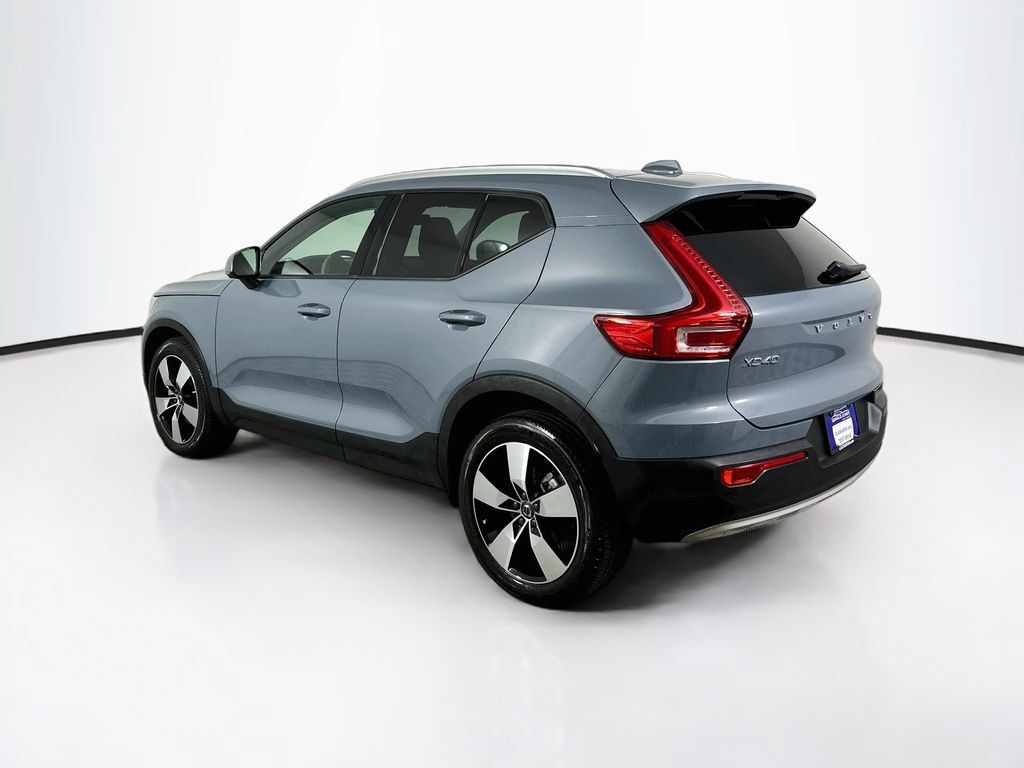 Used 2022 Volvo XC40 T5 Momentum AWD/4WD image 6