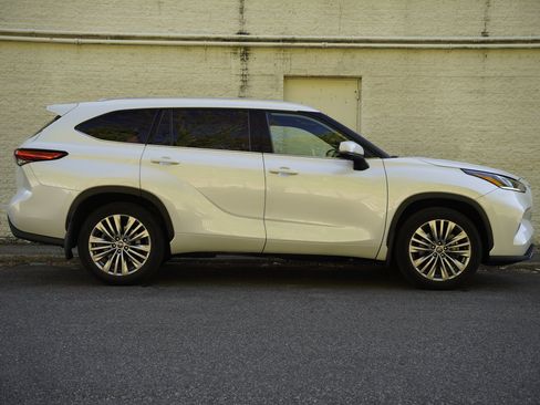 Used 2023 Toyota Highlander Platinum AWD/4WD image 7