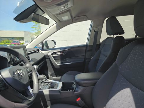Used 2022 Toyota RAV4 XLE w/ XLE Grade Weather Package AWD/4WD image 21