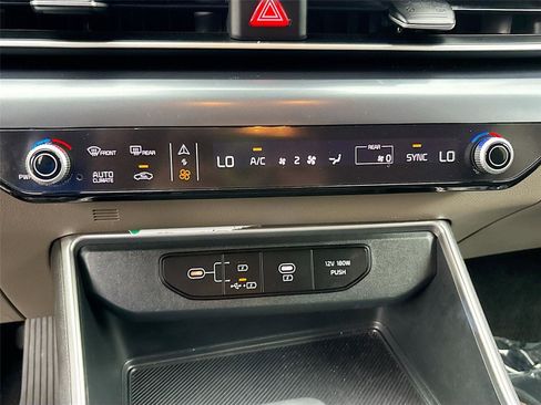 Used 2025 Kia Carnival FWD image 16