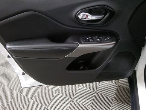 Used 2020 Jeep Cherokee Latitude Plus AWD/4WD image 14
