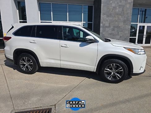 Used 2018 Toyota Highlander LE image 3