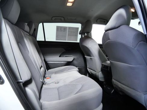 Used 2022 Toyota Highlander LE image 12