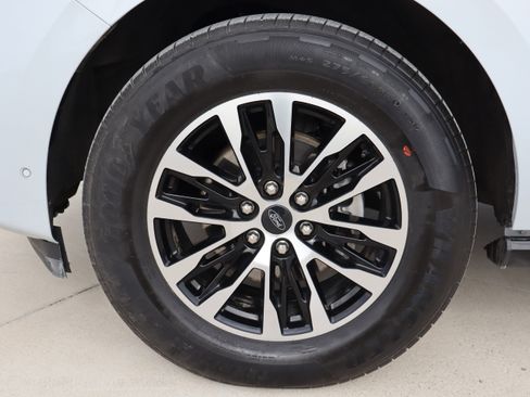 Used 2025 Ford Expedition Platinum image 40