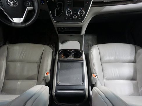 Used 2017 Toyota Sienna XLE image 27