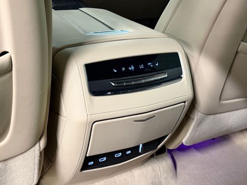 Used 2024 Cadillac Escalade ESV Premium Luxury AWD/4WD image 48