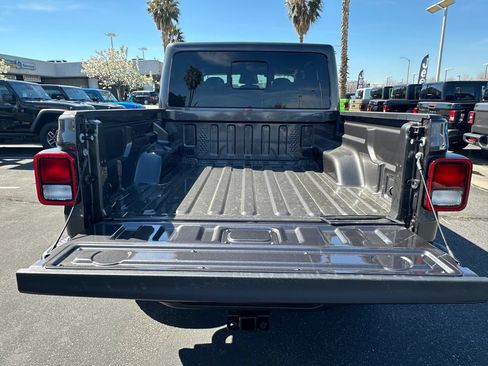 New 2026 Jeep Gladiator Sport AWD/4WD image 18
