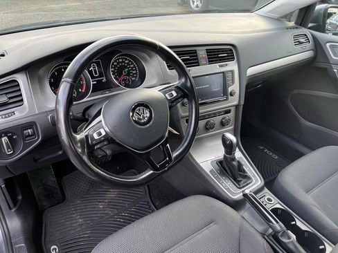 Used 2017 Volkswagen Golf S image 11