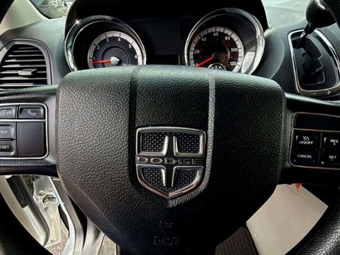 Used 2019 Dodge Grand Caravan SE w/ UConnect Hands-Free Group FWD image 12