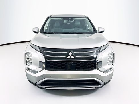 Used 2025 Mitsubishi Outlander SE FWD image 2