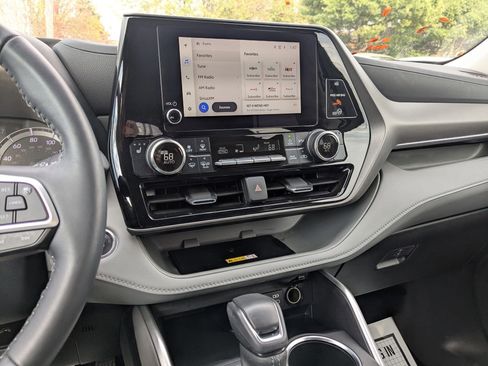 Used 2023 Toyota Highlander XLE image 15