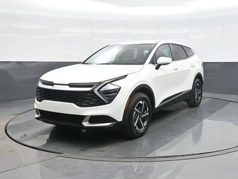 Used 2024 Kia Sportage LX image 3