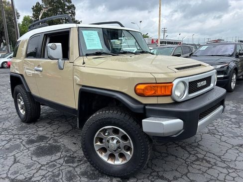 Used 2011 Toyota FJ Cruiser 4WD w/ Upgrade Pkg image 2