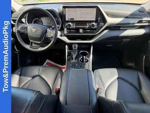 Used 2024 Toyota Highlander XLE AWD/4WD image 14
