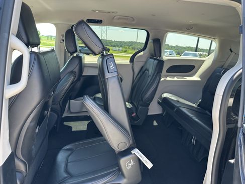 Used 2023 Chrysler Pacifica Touring-L FWD image 19