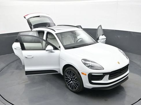 Certified 2025 Porsche Macan AWD/4WD image 32