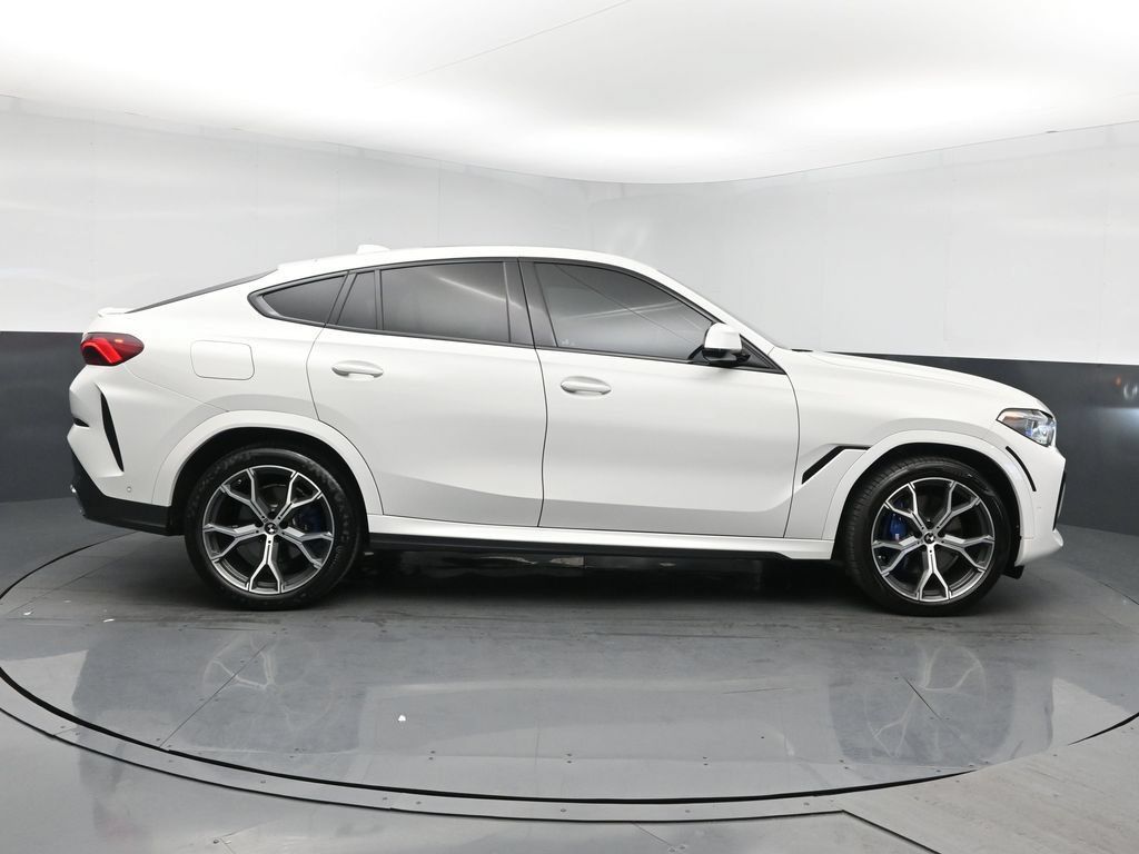 Used 2022 BMW X6 xDrive40i w/ Executive Package AWD/4WD image 3