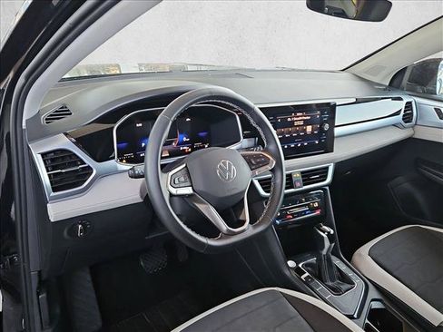 Used 2025 Volkswagen Taos SE FWD image 10