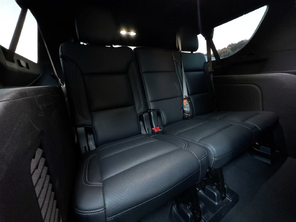 Used 2025 Chevrolet Suburban LS RWD image 30