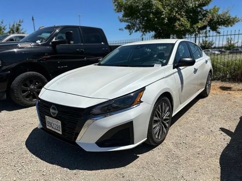 Used 2024 Nissan Altima 2.5 SV FWD image 3