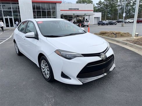 Used 2018 Toyota Corolla LE image 2