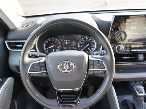 Used 2020 Toyota Highlander XLE FWD image 13