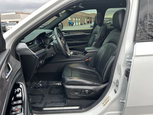 Used 2022 Jeep Grand Cherokee Overland image 11