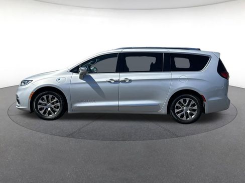 Used 2024 Chrysler Pacifica Pinnacle image 2