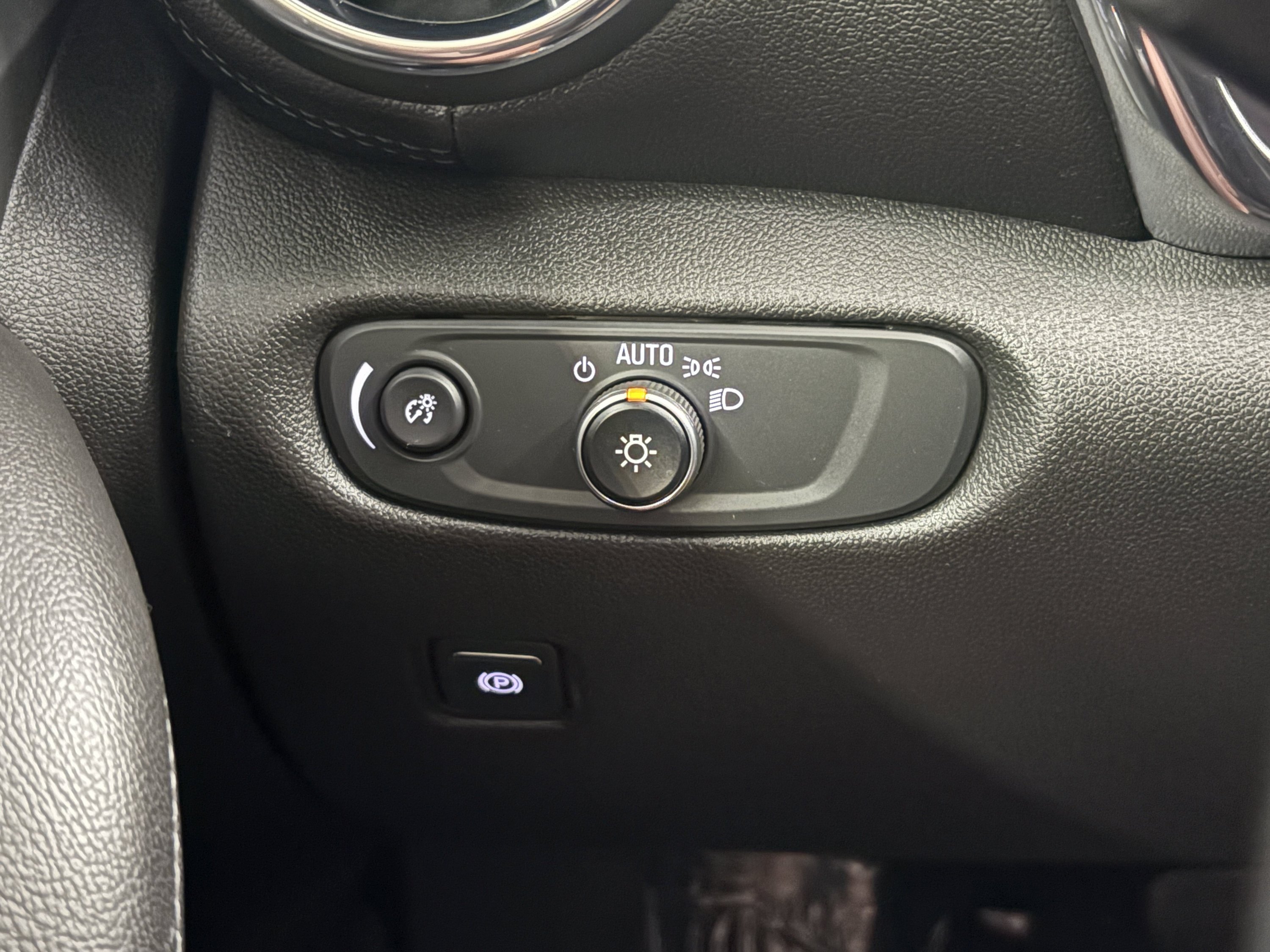 Used 2019 Chevrolet Blazer LT FWD image 19