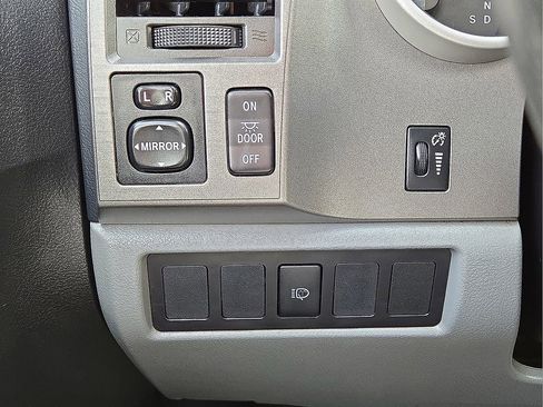 Used 2017 Toyota Sequoia SR5 w/ Premium Package image 26