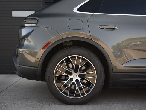 Certified 2025 Porsche Macan 4S Electric AWD/4WD image 39