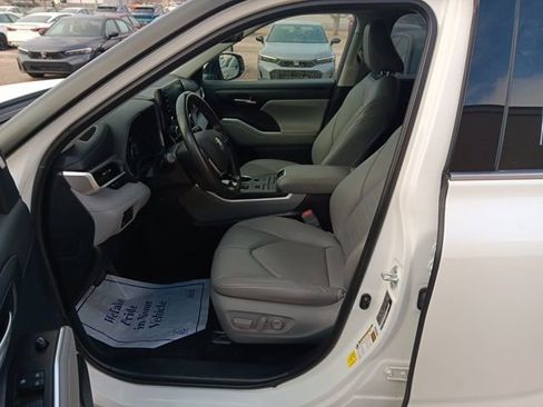 Used 2021 Toyota Highlander XLE image 24