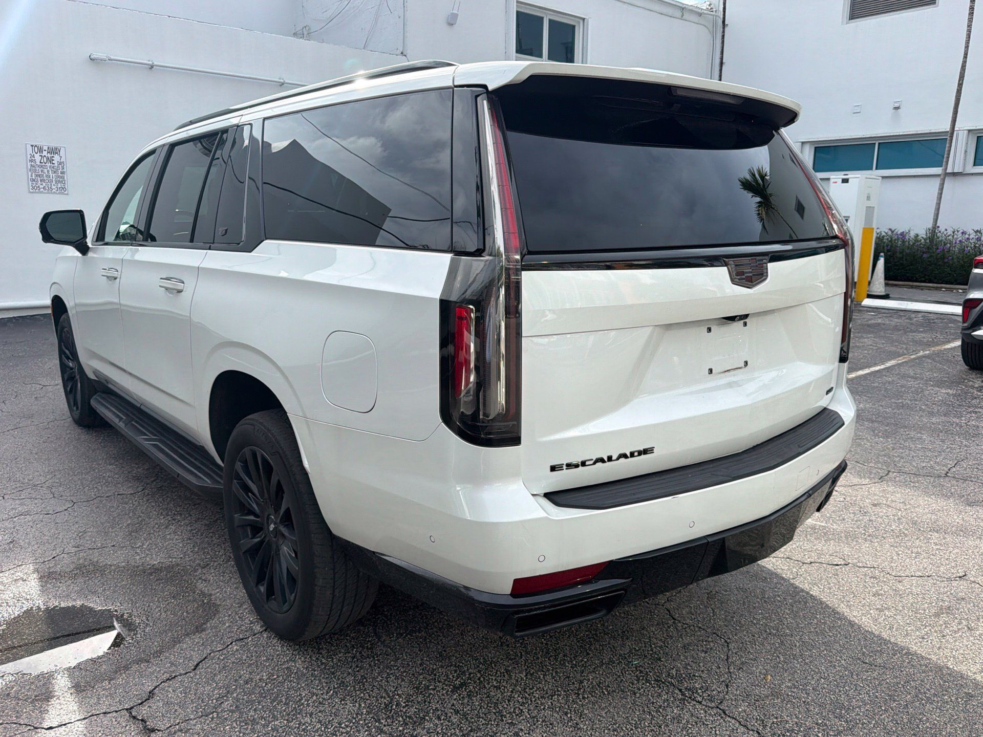 Used 2021 Cadillac Escalade ESV Premium Luxury AWD/4WD image 3