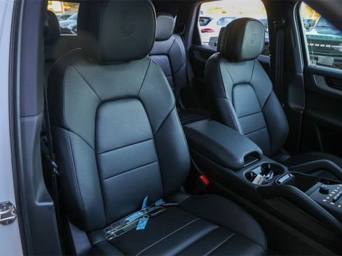 Used 2025 Porsche Cayenne image 27