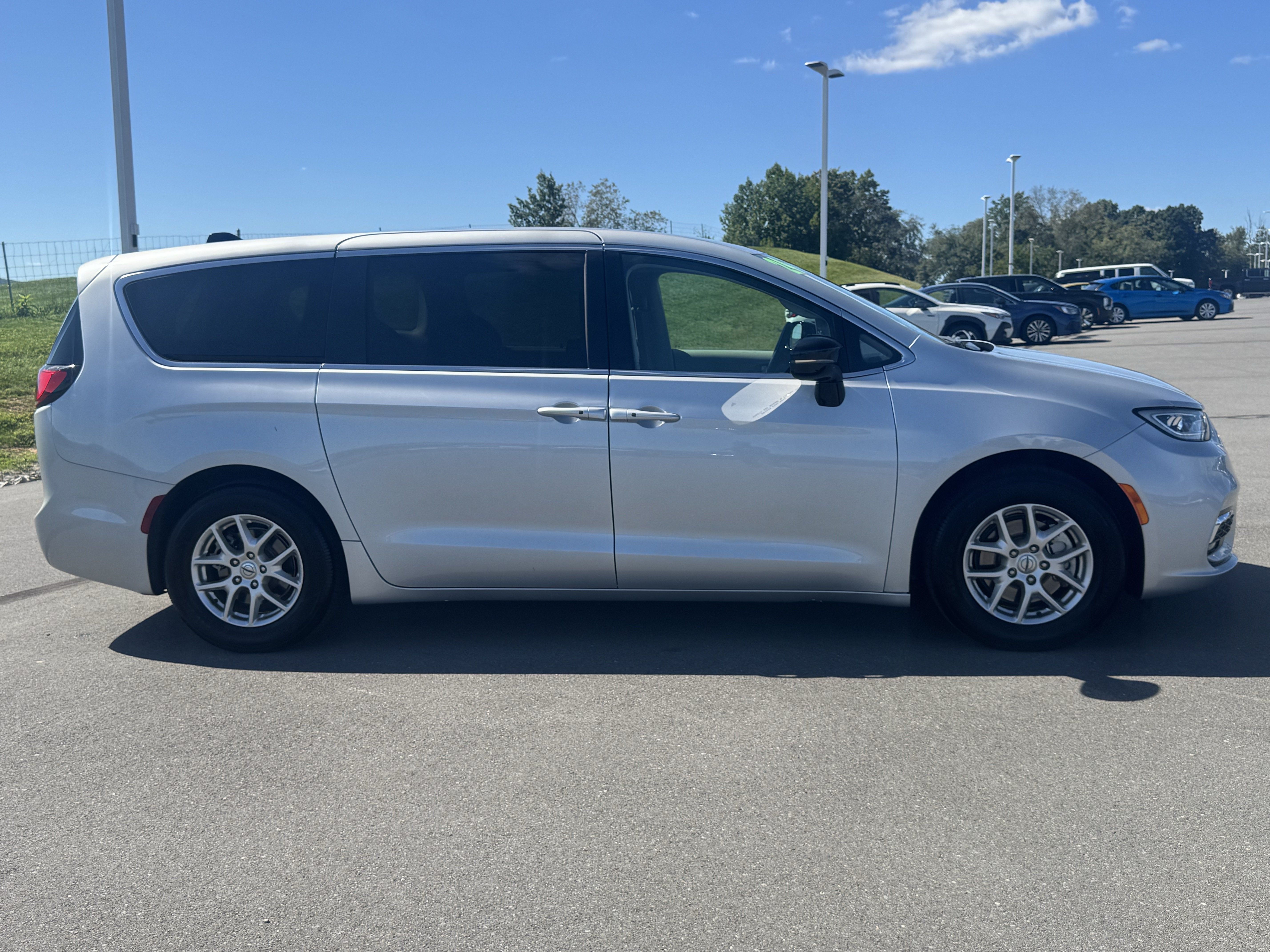 Used 2024 Chrysler Pacifica Touring-L FWD image 2