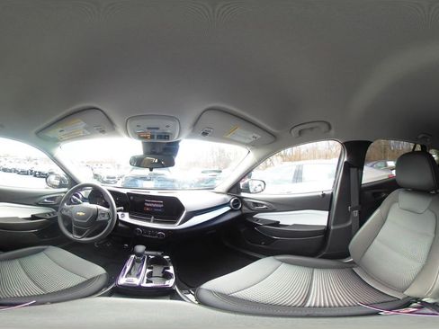 Used 2025 Chevrolet Trax LT image 36