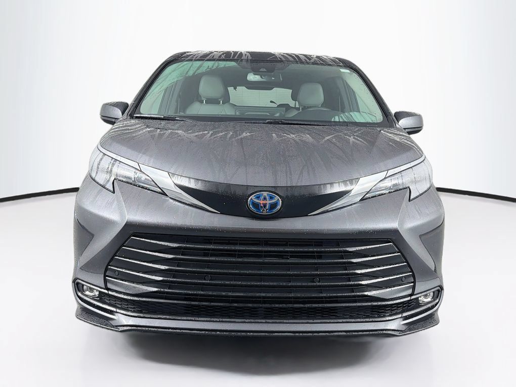 Used 2025 Toyota Sienna XLE FWD image 2
