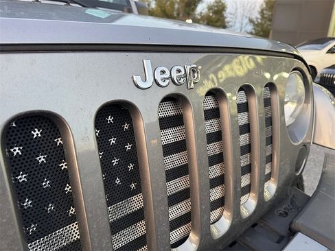 Used 2013 Jeep Wrangler Unlimited Freedom Edition image 9