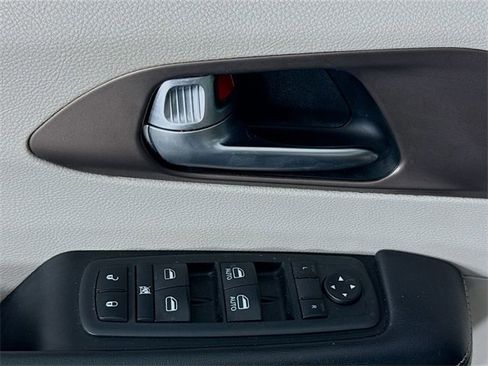 Used 2021 Chrysler Voyager Lxi image 17