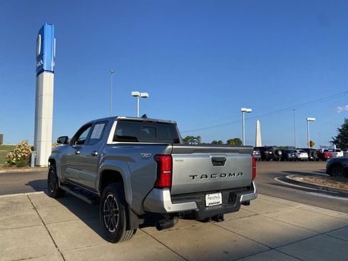Used 2024 Toyota Tacoma TRD Sport w/ TRD Sport Upgrade Package RWD image 4