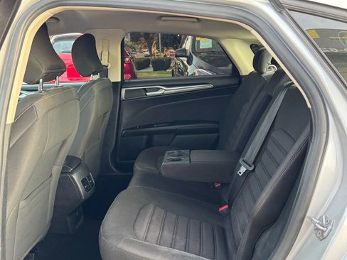 Used 2017 Ford Fusion SE w/ Fusion SE Technology Package image 17