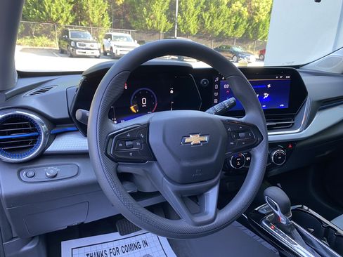 Used 2026 Chevrolet Trax LT w/ LPO, Blackout Package FWD image 17