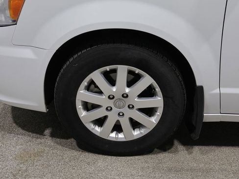 Used 2015 Chrysler Town & Country Touring w/ Driver Convenience Group FWD image 9