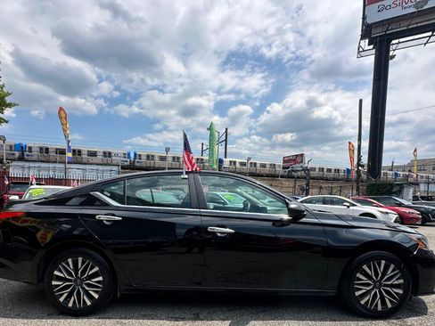 Used 2025 Nissan Altima 2.5 SV FWD image 3