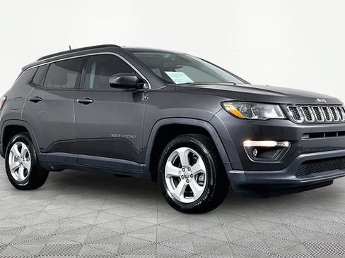 Used 2019 Jeep Compass Latitude FWD image 2