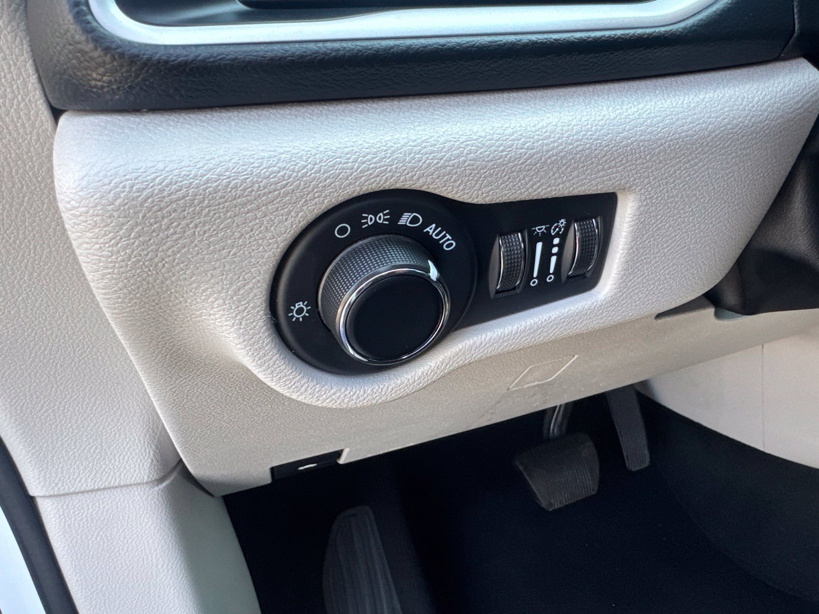 Used 2023 Chrysler Voyager LX FWD image 20