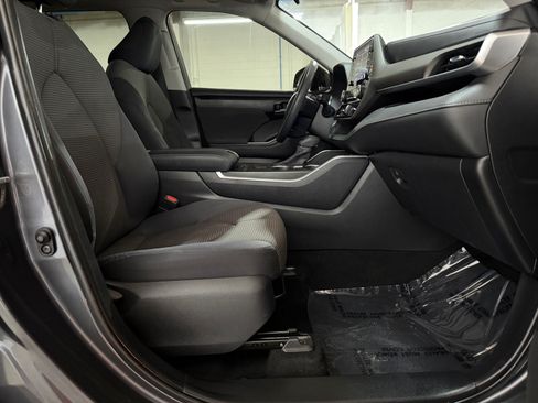 Used 2020 Toyota Highlander L FWD image 22
